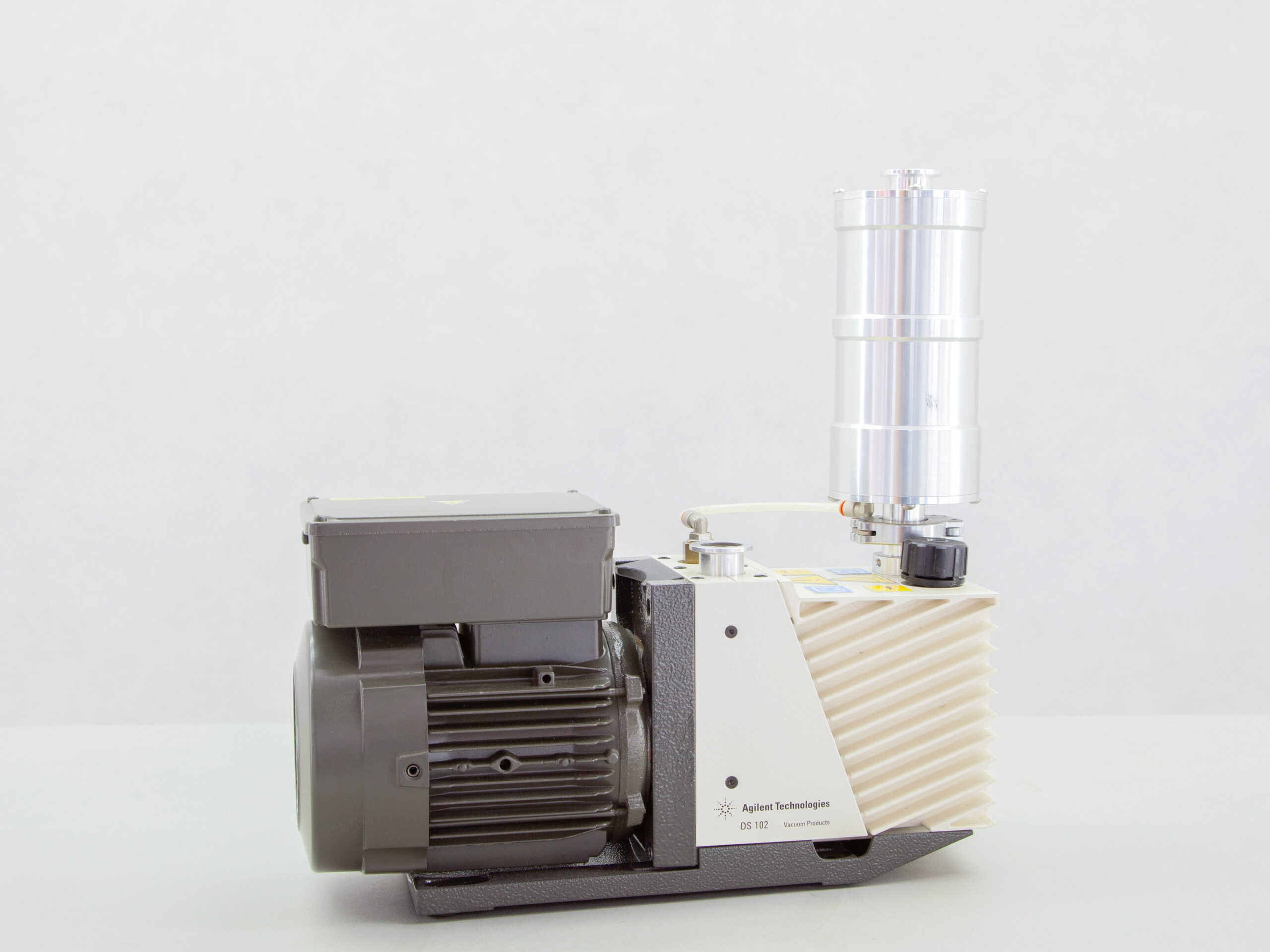 6055 Agilent DS 102 vacuumpomp 01