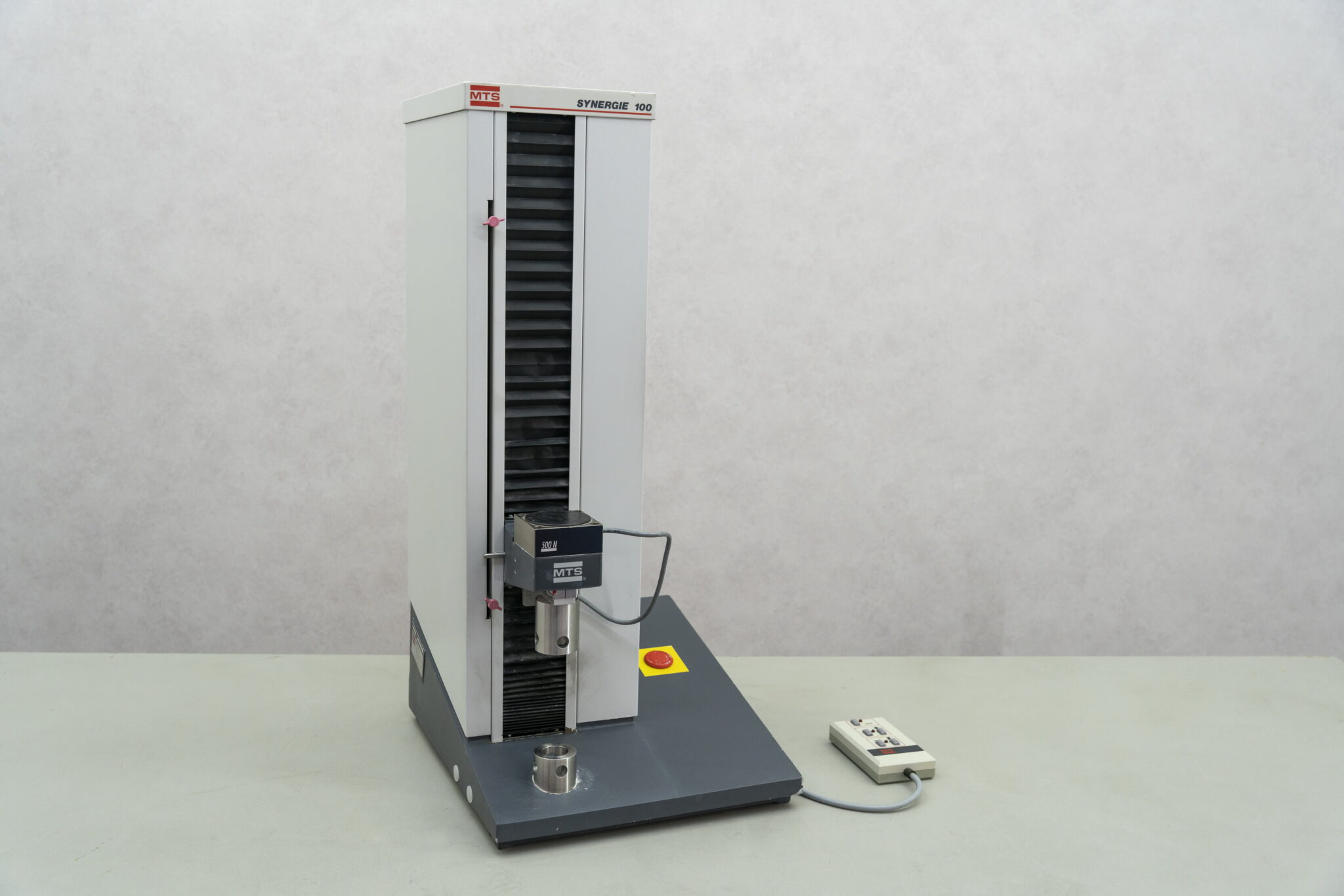 MTS Synergie 100 Zugprüfmaschine - Gemini BV